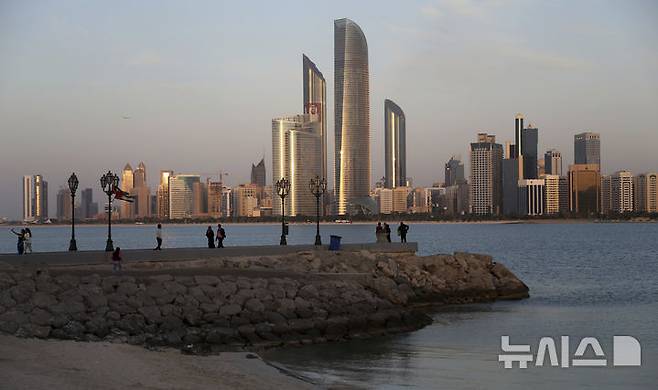 [아부다비(아랍에미리트)=AP/뉴시스]아랍에미리트 아부다비의 마천루.