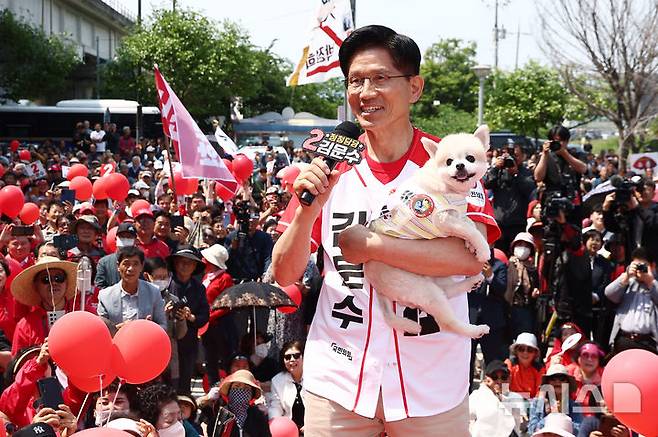 [보령=뉴시스] 권창회 기자 = 김문수 국민의힘 대선 후보가 25일 오전 충남 보령군 대천역 광장에서 열린 집중유세에서 지지호소를 하고 있다. (공동취재) 2025.05.25. photo@newsis.com