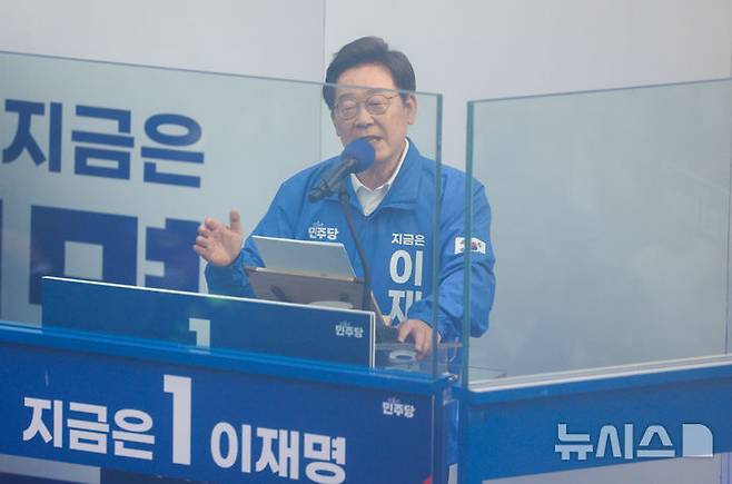 [천안=뉴시스] 조성봉 기자 = 이재명 더불어민주당 대선 후보가 25일 충남 천안시 동남구 천안 신부문화거리에서 열린  유세에서 시민들에게 지지를 호소하고 있다. (공동취재) 2025.05.25. photo@newsis.com