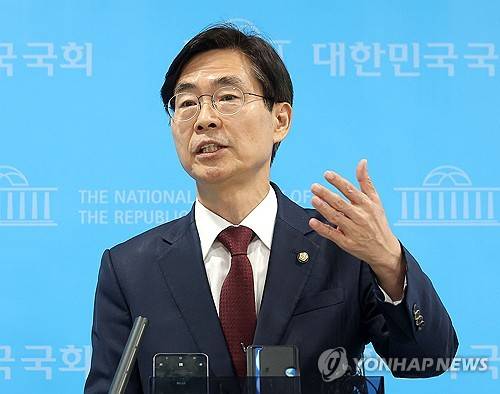 당 대선 후보 교체 규탄하는 조경태 의원 국민의힘 조경태 의원이 10일 국회 소통관에서 당의 김문수 대선 후보 선출 취소와 한덕수 후보 재선출 절차 착수 조치와 관련한 규탄 및 철회 촉구 기자회견을 마친 뒤 취재진 질문에 답변하고 있다. 2025.5.10 [연합뉴스 제공]