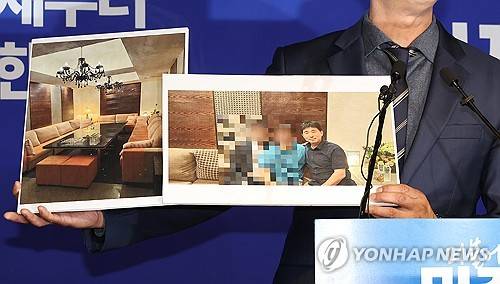 민주당, "지귀연 판사 유흥업소 접대 의혹" 사진 공개 (서울=연합뉴스) 김주형 기자 = 더불어민주당 노종면 선대위 대변인이 19일 서울 여의도 당사에서 "윤석열 전 대통령의 내란 혐의 사건 재판장인 지귀연 서울중앙지법 부장판사가 유흥업소에서 접대받았다"라는 의혹을 제기하며 관련 사진을 공개하고 있다. 2025.5.19 kjhpress@yna.co.kr