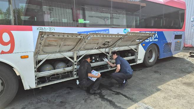 한국교통안전공단 직원이 CNG 버스 점검을 하고 있는 모습. 한국교통안전공단 제공