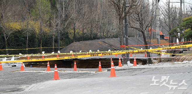 지난 3월 24일 서울 강동구 대명초등학교 인근 사거리에서 4개차로에 걸친 '대형 싱크홀(땅꺼짐)' 이 발생했다. 박종민 기자