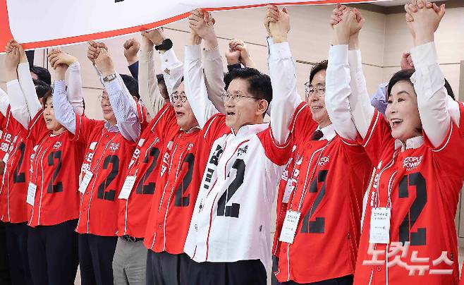 김문수 국민의힘 대선 후보가 13일 오후 부산 수영구 국민의힘 부산시당에서 열린 선대위 출정식 및 임명장 수여식에서 기념촬영을 하고 있다. 부산=황진환 기자