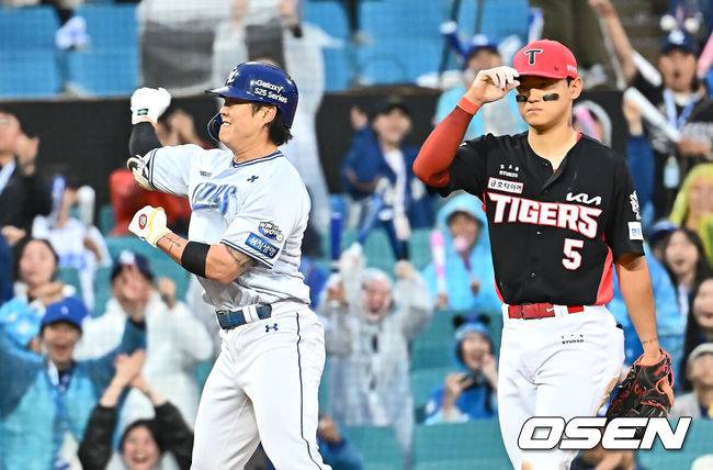 [OSEN=대구, 이석우 기자] 24일 대구삼성라이온즈파크에서 2025 신한 SOL 뱅크 KBO 리그 삼성 라이온즈와 KIA 타이거즈의 경기가 열렸다. 홈팀 삼성은 이승현이, 방문팀 KIA는 김도현이 선발 출전했다. 삼성 라이온즈 류지혁이 4회말 2사 만루 싹쓸이 좌중간 2루타를 치고 실책을 틈타 3루까지 진루한 후 환호하고 있다. 2025.05.24 / foto0307@osen.co.kr