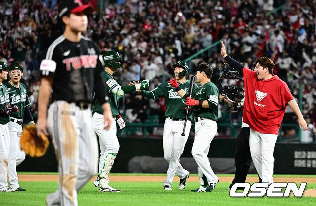 [OSEN=인천, 지형준 기자] 프로야구&nbsp;SSG 랜더스가&nbsp;LG 트윈스에 짜릿한 끝내기 승리를 거뒀다.SSG는 24일 인천 SSG랜더스필드에서 열린 2025 KBO리그 LG와 경기에서 9회 한유섬의 끝내기 안타로 5-4 승리했다.끝내기 안타를 날린 SSG 한유섬이 동료선수들과 승리를 기뻐하고 있다. 025.05.24 /jpnews@osen.co.kr