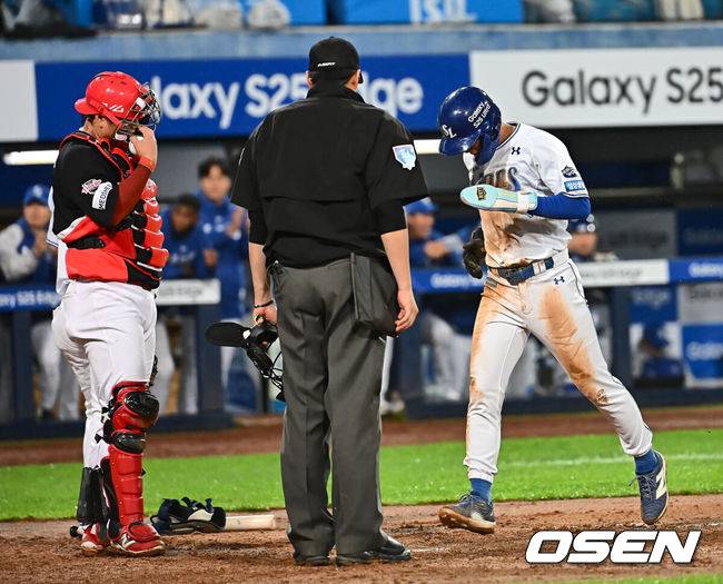 [OSEN=대구, 이석우 기자] 24일 대구삼성라이온즈파크에서 2025 신한 SOL 뱅크 KBO 리그 삼성 라이온즈와 KIA 타이거즈의 경기가 열렸다. 홈팀 삼성은 이승현이, 방문팀 KIA는 김도현이 선발 출전했다. 삼성 라이온즈 심재훈이 8회말 1사 만루 이성규의 밀어내기 볼넷으로 득점을 올리고 있다. 2025.05.24 / foto0307@osen.co.kr