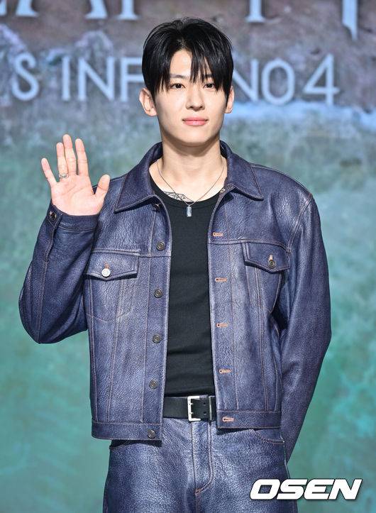 [OSEN=조은정 기자]넷플릭스 오리지널 '솔로지옥4’ 제작발표회가 8일 서울 마포구 호텔 나루 엠갤러리에서 열렸다.‘솔로지옥4’는 커플이 되어야만 나갈 수 있는 외딴 섬, ‘지옥도’에서 펼쳐질 솔로들의 솔직하고 화끈한 데이팅 리얼리티쇼다.덱스가 포즈를 취하고 있다. 2025.01.08. /cej@osen.co.kr