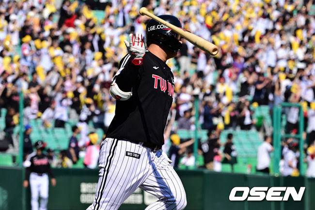 [OSEN=인천, 조은정 기자]25일 인천 SSG랜더스필드에서 2025 신한 SOL Bank KBO리그 SSG 랜더스와 LG 트윈스의 경기가 열렸다.SSG은 전영준을 LG는 송승기를 선발투수로 내세웠다.7회초 무사 LG 문보경이 오스틴에 이어 백투백 홈런을 날리고 있다. 2025.05.25 /cej@osen.co.kr