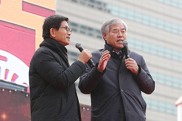 ▲ 전광훈 한국기독교총연합회(한기총) 대표회장 목사(오른쪽)가 2019년 12월 25일 오후 서울 종로구 교보문고 앞에서 열린 '2019 자유 대한민국 전국 연합 성탄축제'에서 발언하고 있다. 왼쪽은 김문수 국민의힘 21대 대통령선거 후보자. ⓒ연합뉴스