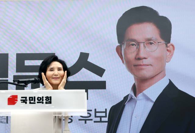 ▲ 국민의힘 김문수 대선후보 배우자 설난영 여사가 21일 서울 여의도 중앙당사에서 열린 정정당당여성본부 필승결의대회에서 인사말을 하기에 앞서 포즈를 취하고 있다. ⓒ연합뉴스