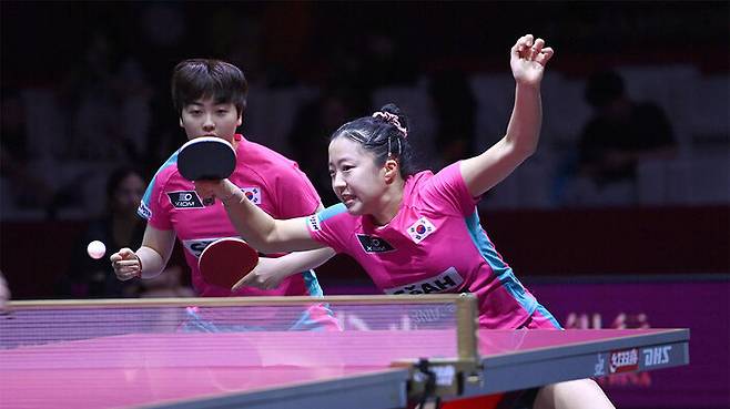 세계탁구선수권 여자복식 경기를 벌이는 신유빈(오른쪽)과 유한나