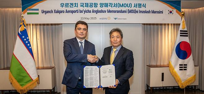 23일 서울 롯데호텔에서 열린 ‘우르겐치공항 개발사업 협력을 위한 업무협약(MOU)’ 체결식에서 인천국제공항공사 이학재 사장(오른쪽)과 우즈베키스탄 공항공사 자블론벡 오이베코비치 사장이 기념촬영을 하고 있다.