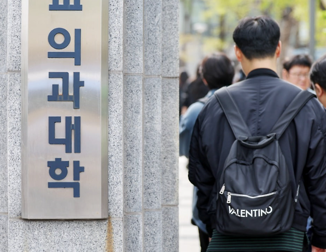 의과대학 증원 여파에 의대 5곳 중 4곳에서 정시 합격선이 전년보다 떨어진 것으로 나타났다. 뉴스1