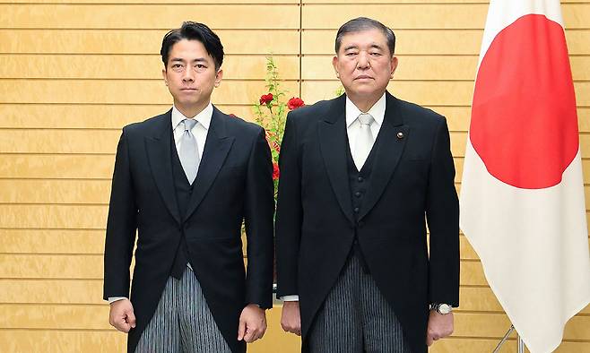 고이즈미 신지로 일본 신임 농림수산상(왼쪽)이 21일 도쿄 총리실에서 임명장을 받은 후 이시바 시게루 총리와 함께 사진 촬영을 위해 포즈를 취하고 있다. AFP연합뉴스