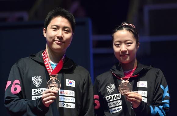 임종훈, 신유빈이 24일 카타르 도하 루사일 아레나에서 열린 2025 국제탁구연맹(ITTF) 세계선수권대회 혼합복식 시상식에서 동메달을 걸고 포즈를 취하고 있다.  대한탁구협회 제공