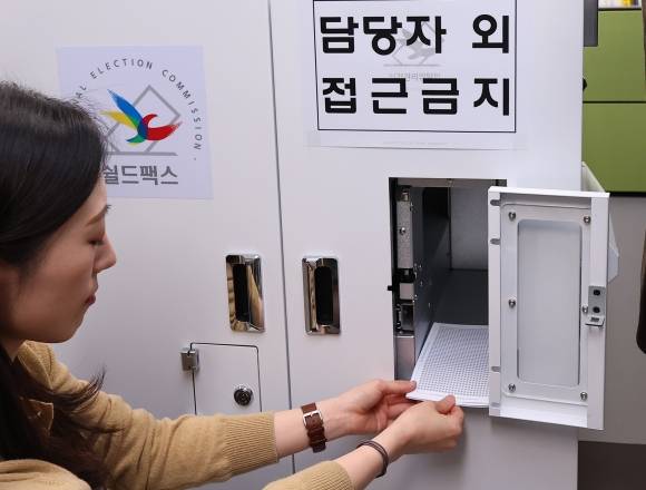 ‘소중한 선상투표!’ - 제22대 국회의원 선거 선상투표가 시작된 2일 오후 인천 미추홀구 인천시선거관리위원회에서 정당추천위원들이 지켜보는 가운데 선상투표지를 쉴드팩스로 접수 받고 있다. 이날부터 5일까지 4일간 실시되는 선상투표는 선박 308척 2050명이 대상이다. 2024.4.2 연합뉴스