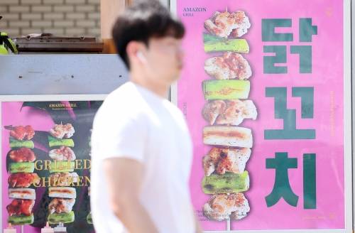 22일 서울 시내 한 대학 축제 현장에 닭강정 푸드트럭 모습. 뉴스1