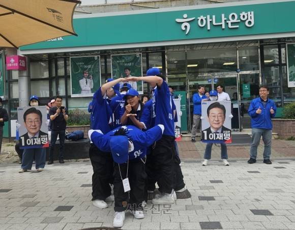 더불어민주당 2030 청년 선거운동원인 다미(가운데)씨와 단장 구구(왼쪽)씨 등 시너지유세단이 21일 경기 광명시의 한 인도에서 선거유세 무대를 하고 있다. 박상연 기자