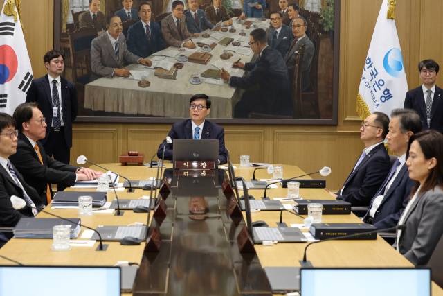 이창용 한국은행 총재가 지난달 17일 서울 중구 한국은행 본관에서 열린 금융통화위원회 본회의를 주재하고 있다. 사진공동취재단