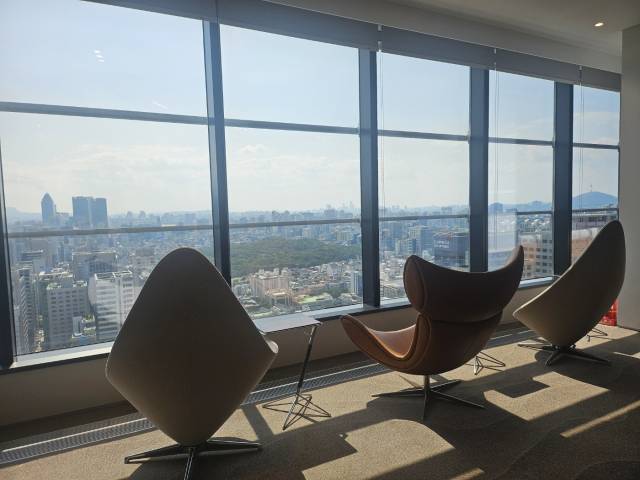 더세이지 패밀리오피스 소셜 라운지에서 바라본 서울 강남구 일대 전경. 윤지영 기자