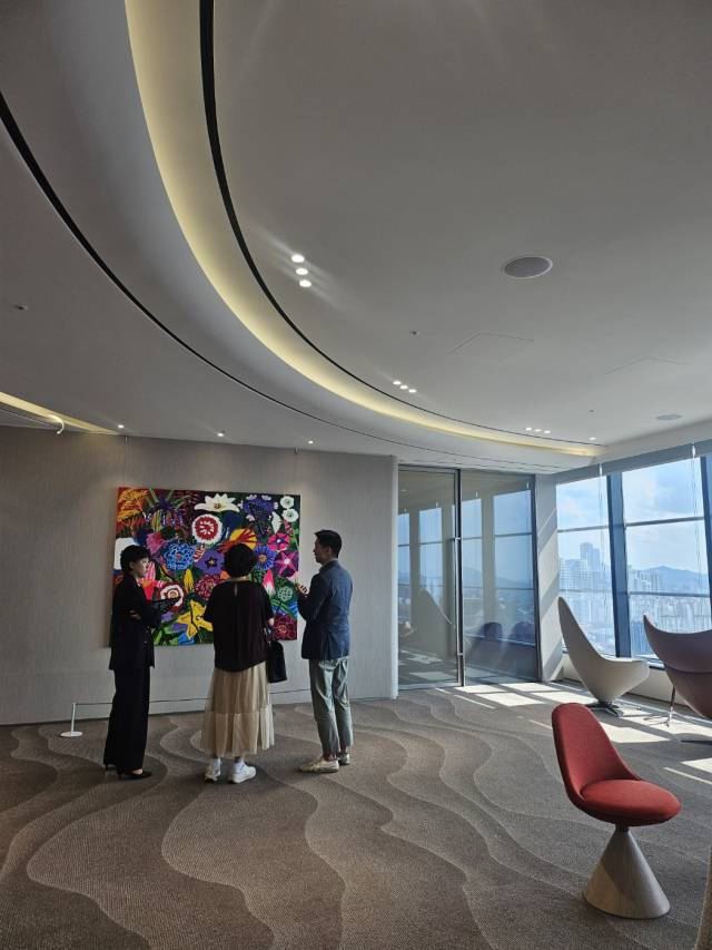 더세이지 패밀리오피스를 찾은 한 고객이 전시된 미술작품 설명을 듣고 있다. 윤지영 기자