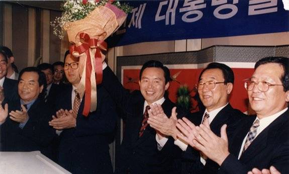 1997년 9월 이인제 전 의원(가운데)이 대선 단독 출마를 선언하며 지지자들의 박수를 받고 있는 모습. 동아DB