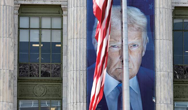 5월16일 미국 워싱턴DC 농무부(USDA) 건물에 도널드 트럼프 미국 대통령의 대형 현수막이 걸려 있다. ⓒEPA 연합