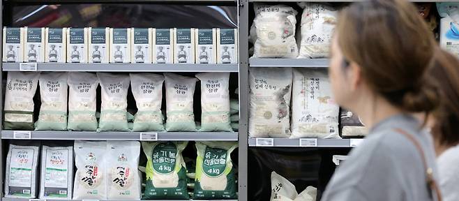 4월16일 서울 한 대형마트 쌀 판매대 모습. 최근 한국을 방문한 일본인 관광객들이 한국의 대형마트에서 쌀을 사가고 있다는 일본 언론보도가 나오고 있다. ⓒ연합뉴스