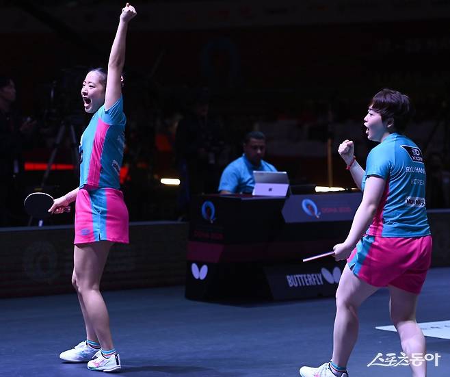 신유빈(왼쪽)-유한나가 아쉽게 세계선수권대회 여자복식 4강에서 멈춰섰다. 25일(한국시간) 카타르 도하의 루사일스포츠아레나에서 벌어진 베르나데트 쇠츠-소피아 폴카노바와 대회 8일째 여자복식 4강전에서 게임스코어 2-3로 졌다. 사진제공│대한탁구협회