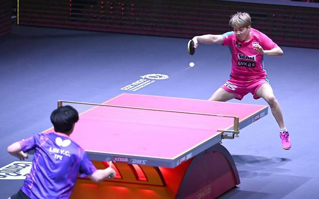 탁구국가대표팀 안재현(뒤)은 2025도하세계탁구선수권대회 남자단식 8강에 오르는 파란을 일으켰다. 이번 대회 개막을 앞두고 어깨 상태가 좋지 않았지만, 신승용 의무트레이너의 도움으로 대회를 무사히 치를 수 있었다. 사진제공│대한탁구협회