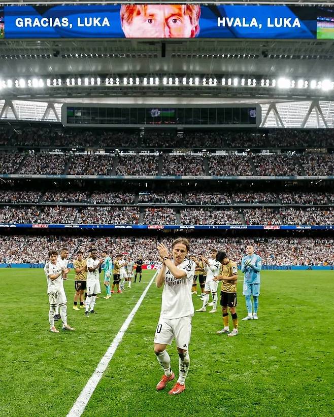 루카 모드리치가 24일(한국시간) 레알 소시에다드와 프리메라리가 38라운드 홈경기 후반 42분 벤치로 물러나자 관중과 선수들의 박수를 받고 있다. 사진출처｜레알 마드리드 페이스북