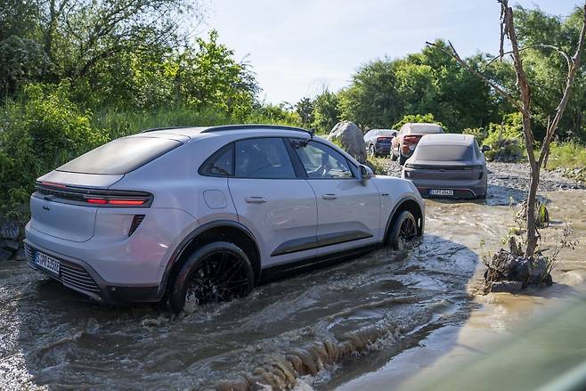 오프로드 수로 코스를 주행하고 있는 마칸 EV. 사진제공 |포르쉐 코리아