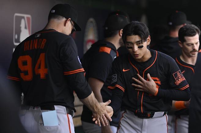 샌프란시스코 이정후(오른쪽)가 25일(한국시간) 워싱턴과 원정경기에서 하이파이브를 하고 있다. 워싱턴DC｜AP뉴시스