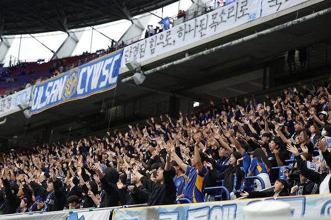 한국프로축구연맹은 24일 “‘하나은행 K리그1 2025’는 24일 열린 15라운드 FC서울-수원FC전(2만5578 명), 울산 HD-김천 상무전(1만6012 명), 대전하나시티즌-대구FC전(1만417 명)까지 올 시즌 누적 관중 1백만6513명을 기록했다”고 발표했다. 사진제공|한국프로축구연맹