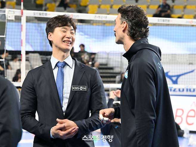 박철우(왼쪽)가 지난 시즌 해설위원으로 대한한공 외국인 선수 카일 러셀과 대화하며 웃고 있다. KOVO 제공