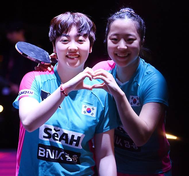 ▲ 지난 3월 결성된 신유빈(오른쪽)-유한나 조가 함께 출전한 첫 성인 대회인 월드테이블테니스(WTT) 스타 컨텐더 첸나이 대회에서 준우승한 데 이어 3대 메이저 대회인 세계선수권대회서도 동메달을 획득, '황금 콤비'로 거듭날 가능성을 증명했다. ⓒ 연합뉴스