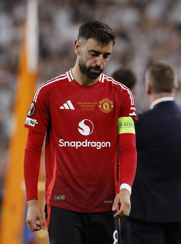 ▲ 고개 숙인 맨체스터 유나이티드 주장 브루노 페르난데스와 선수들. ⓒ연합뉴스/REUTERS