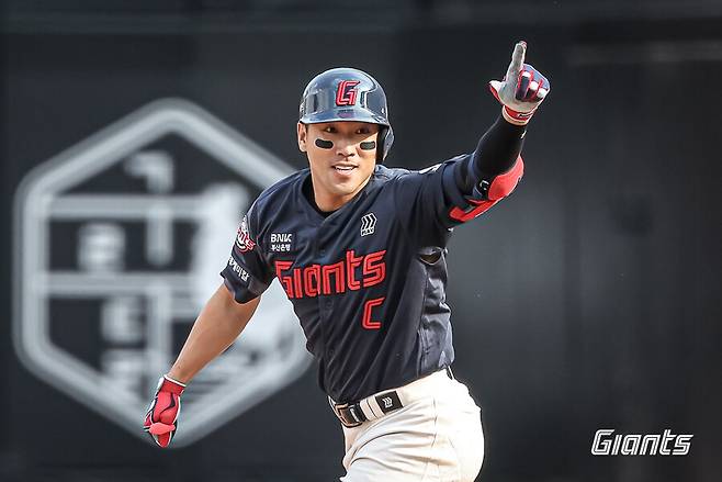 ▲ 롯데 전준우가 9회초 2아웃에서 극적인 동점 홈런을 쳤다. ⓒ롯데 자이언츠