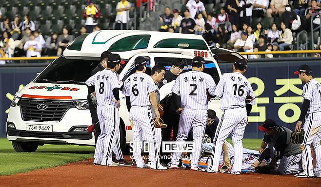 ▲ 5월 13일 키움전에서 수비 도중 동료와 충돌해 무릎을 다쳐 정규시즌 아웃이 예고된 홍창기 ⓒ곽혜미 기자