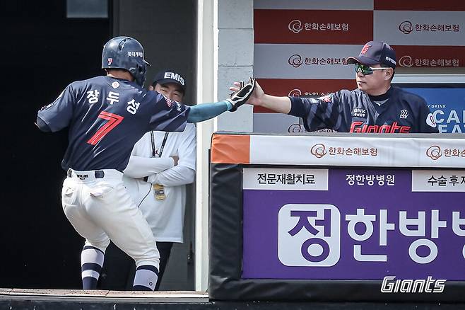 ▲ 김태형 롯데 감독이 장두성과 하이파이브를 나누고 있다. ⓒ롯데 자이언츠