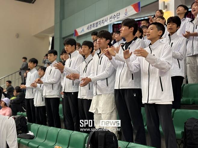 제54회 전국소년체육대회에서 선수단을 응원하고 있다.