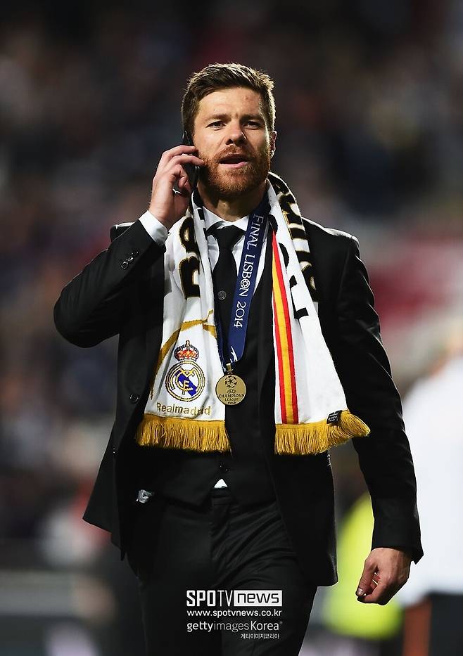 ▲&nbsp;사비 알론소 감독은 2022년 10월 위기에 빠진 레버쿠젠의 지휘봉을 잡는 데 성공했다. 그리고 당시 17위였던 팀을 단기간에 안정시켰다. 2023-24시즌 공식전 51경기 무패 행진과 더불어 분데스리가 우승, 독일 포칼 우승, 유로파리그 준우승을 이끌었다.&nbsp;