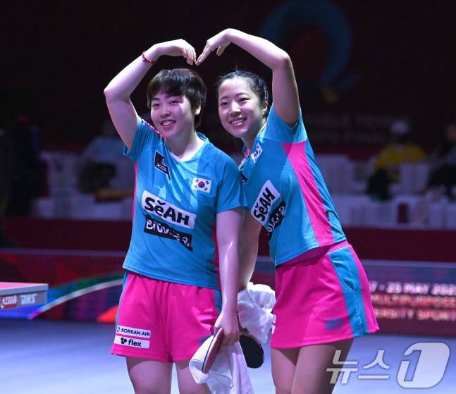 신유빈(오른쪽)과 탁구 세계선수권에서 여자복식 조로 호흡을 맞추고 있는 유한나. /사진=뉴스1