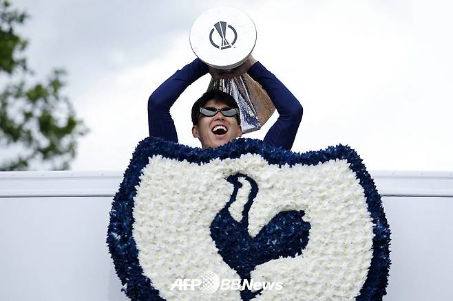 손흥민이 24일 영국 런던에서 진행된 2024~2025 UEFA 유로파리그 우승 퍼레이드에서 트로피를 들어 올리며 기뻐하고 있다. /AFPBBNews=뉴스1