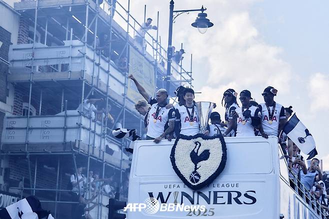 2024~2025 UEFA 유로파리그 우승 트로피를 든 손흥민을 비롯한 토트넘 선수들이 24일 영국 런던에서 진행된 우승 퍼레이드에서 팬들과 인사하고 있다. /AFPBBNews=뉴스1