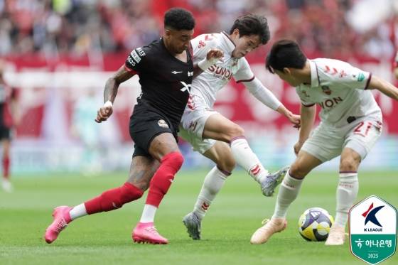 린가드(왼쪽)가 지난 24일 서울월드컵경기장에서 열린 FC서울 대 수원FC의 '하나은행 K리그1 2025' 15라운드 홈 경기에서 몸 싸움을 펼치고 있다. /사진=한국프로축구연맹 제공