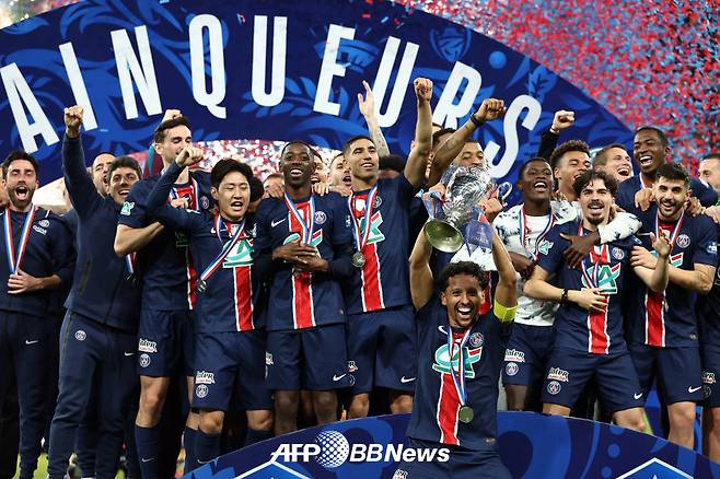 파리 생제르맹 이강인(왼쪽 5번째)이 25일 2024~2025 프랑스 쿠프 드 프랑스 우승 이후 트로피 세리머니에서 환하게 웃으며 기뻐하고 있다 /AFPBBNews=뉴스1