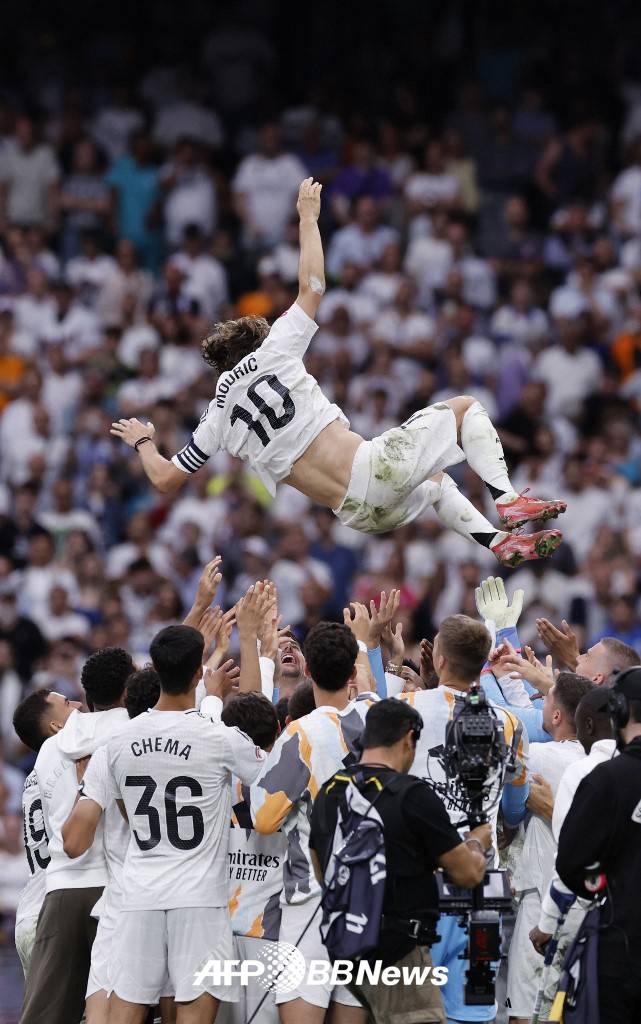 레알 마드리드와 13시즌 동행에 마침표를 찍은 루카 모드리치(위)가 24일 스페인 마드리드 에스타디오 산티아고 베르나베우에서 열린 레알 소시에다드전을 마친 뒤 동료들로부터 헹가래를 받고 있다. /AFPBBNews=뉴스1