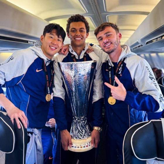 유로파리그 트로피를 든 브레넌 존슨(가운데)과 함께 사진을 찍는 손흥민(왼쪽), 제임스 매디슨. /사진=토트넘 홋스퍼 공식 사회관계망서비스(SNS)